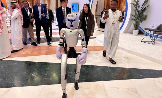 روبوت على شكل إنسان مزود بالذكاء الاصطناعي يتجول في ممرات مؤتمر اليونيدو العام في الرياض بالمملكة العربية السعودية.